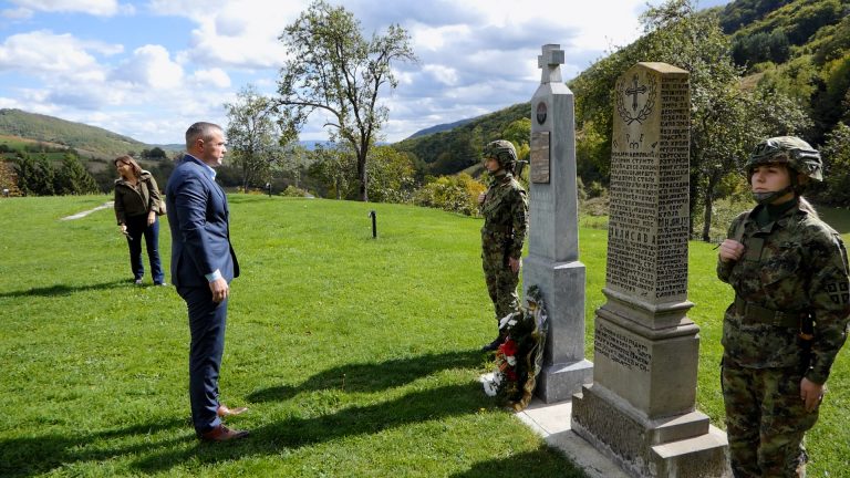 Polaganjem venaca obeleženo 90 godina od smrti kralja Aleksandra Karađorđevića - Lokal Info