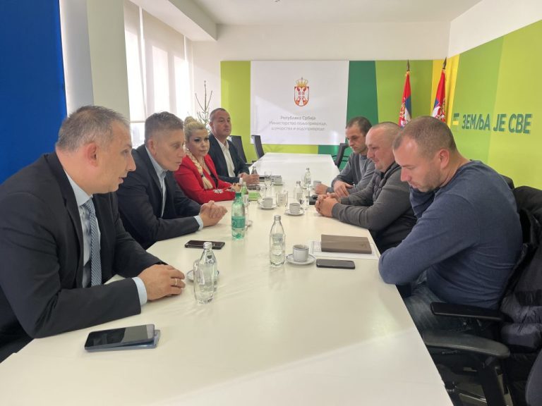 Martinović razgovarao sa malinarima, zajedničkim naporima do više otkupne cene maline Martinović razgovarao sa malinarima, zajedničkim naporima do više otkupne cene maline - Lokal Info