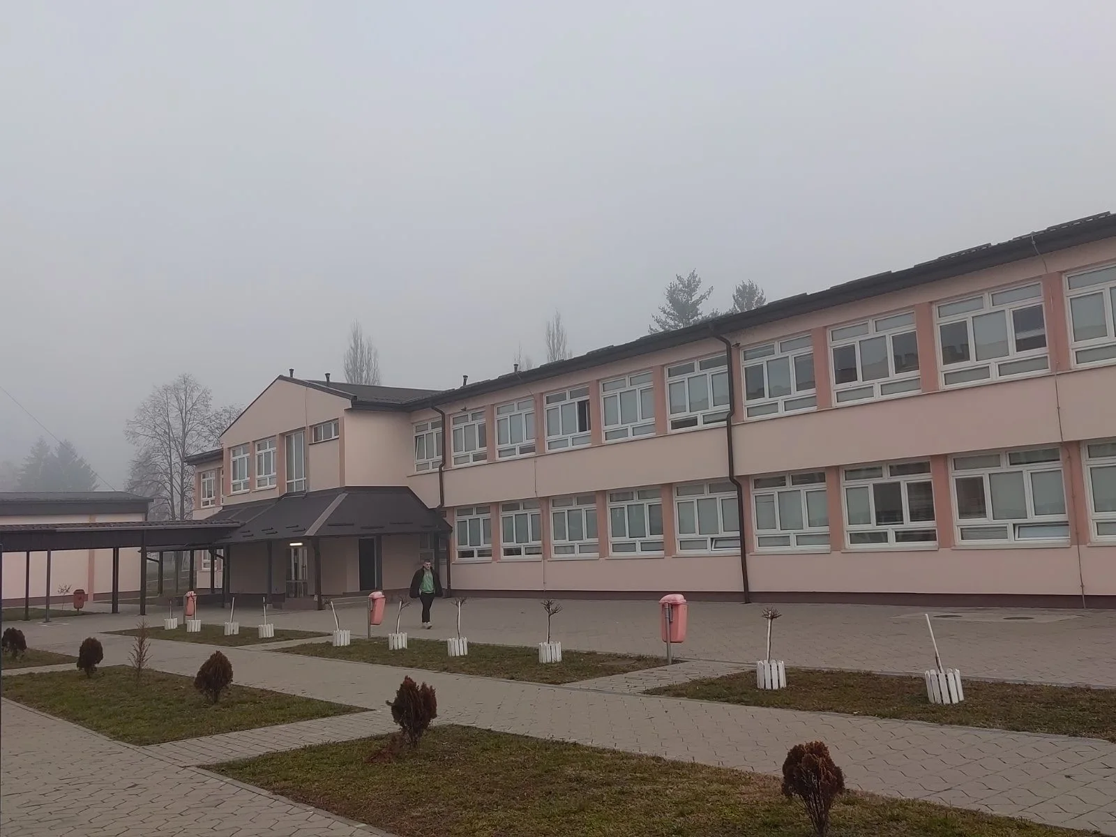 SAOPŠTENJE OPŠTINSKOG ODBORA SRPSKE NAPREDNE STRANKE LUČANI – KO GUČKE SREDNjOŠKOLCE IZVODI NA ULICE? - Lokal Info
