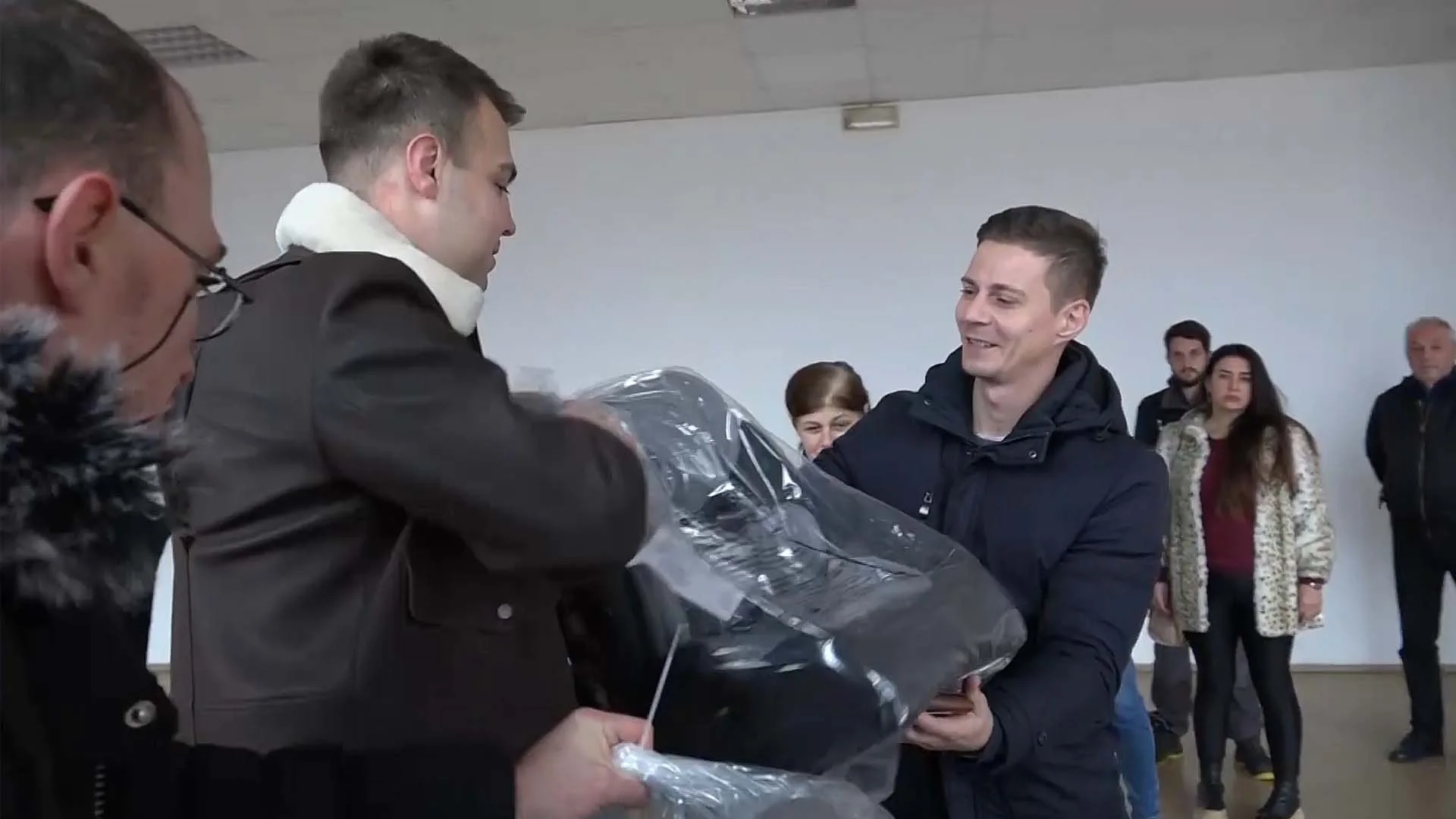 Opština Požega podelila besplatna dečija autosedišta: Podrška roditeljima i povećanje bezbednosti dece - Lokal Info