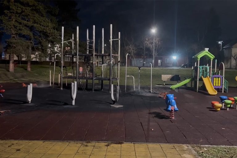 Požar uništio dečije igralište kod nove crkve u Požegi Požar uništio dečije igralište kod nove crkve u Požegi - Lokal Info