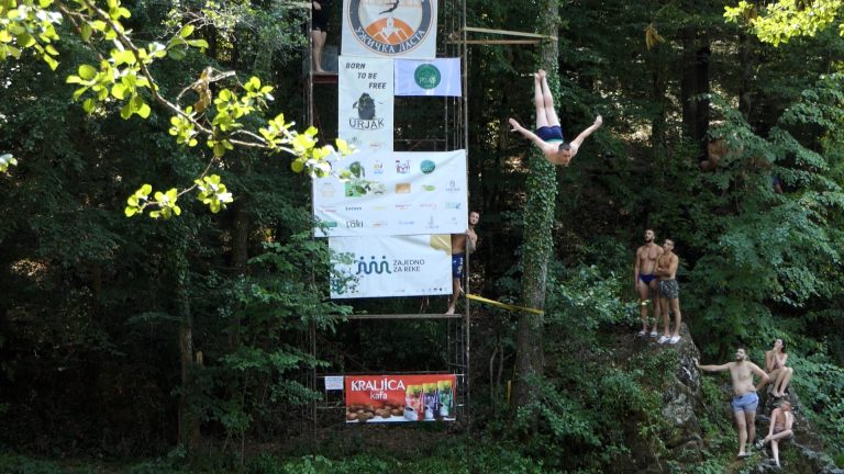 Hrabrost i veština na Rzavu: Dragan Milojević najbolji u skokovima sa 10 metara - Lokal Info