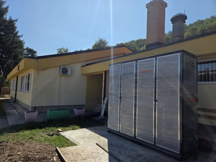Ugradnja dva gasna generatora za Vrtić i Osnovnu školu u Guči privodi se kraju - Lokal Info