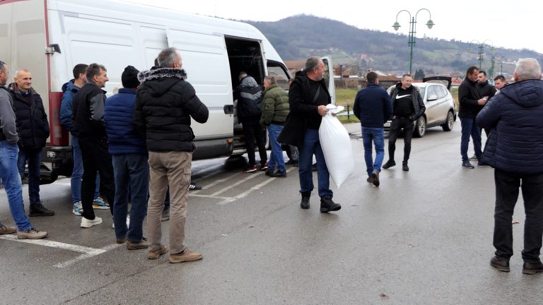 Farmeri u Lučanima dobili preporuke i semenski materijal u okviru opštinskog projekta - Lokal Info