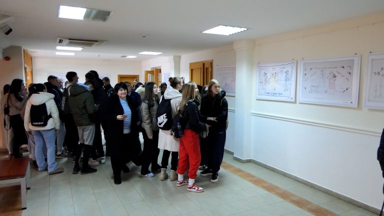 Izložba koja vraća duh tradicionalnog doma — „Kuvarice, manje zbori“ Izložba koja vraća duh tradicionalnog doma — „Kuvarice, manje zbori“ - Lokal Info