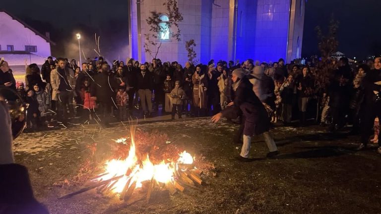 Veliki broj vernika okupio se u porti Hrama Svetog Save u Lučanima na paljenju badnjaka - Lokal Info