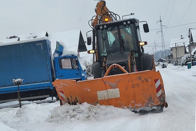 Ekipe na terenu: Čišćenje snega i sanacija kvarova na mreži u opštini Arilje - Lokal Info