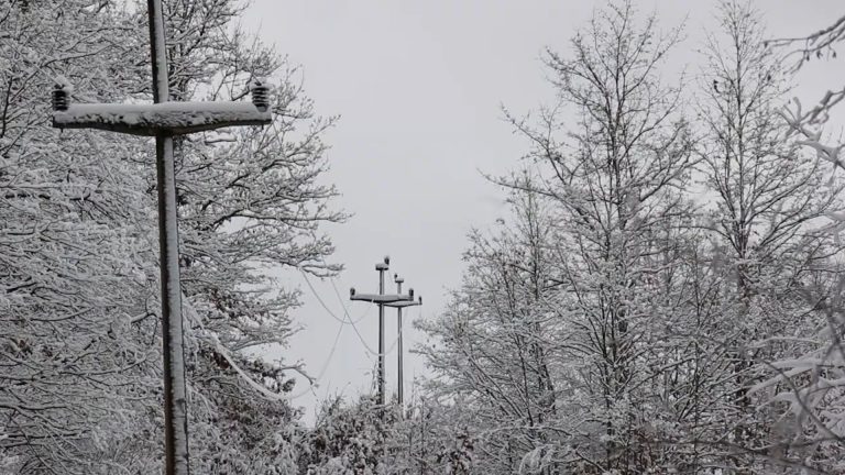 Struja se vraća u Dragačevo: Ekipe na terenu, 500 domova bez napona - Lokal Info