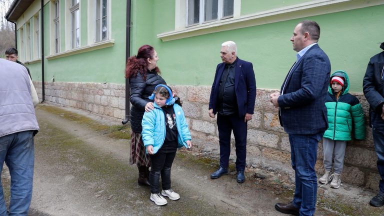 Boris Bratina u Guči: širokopojasni internet i digitalni kutak za meštane Boris Bratina u Guči: širokopojasni internet i digitalni kutak za meštane - Lokal Info