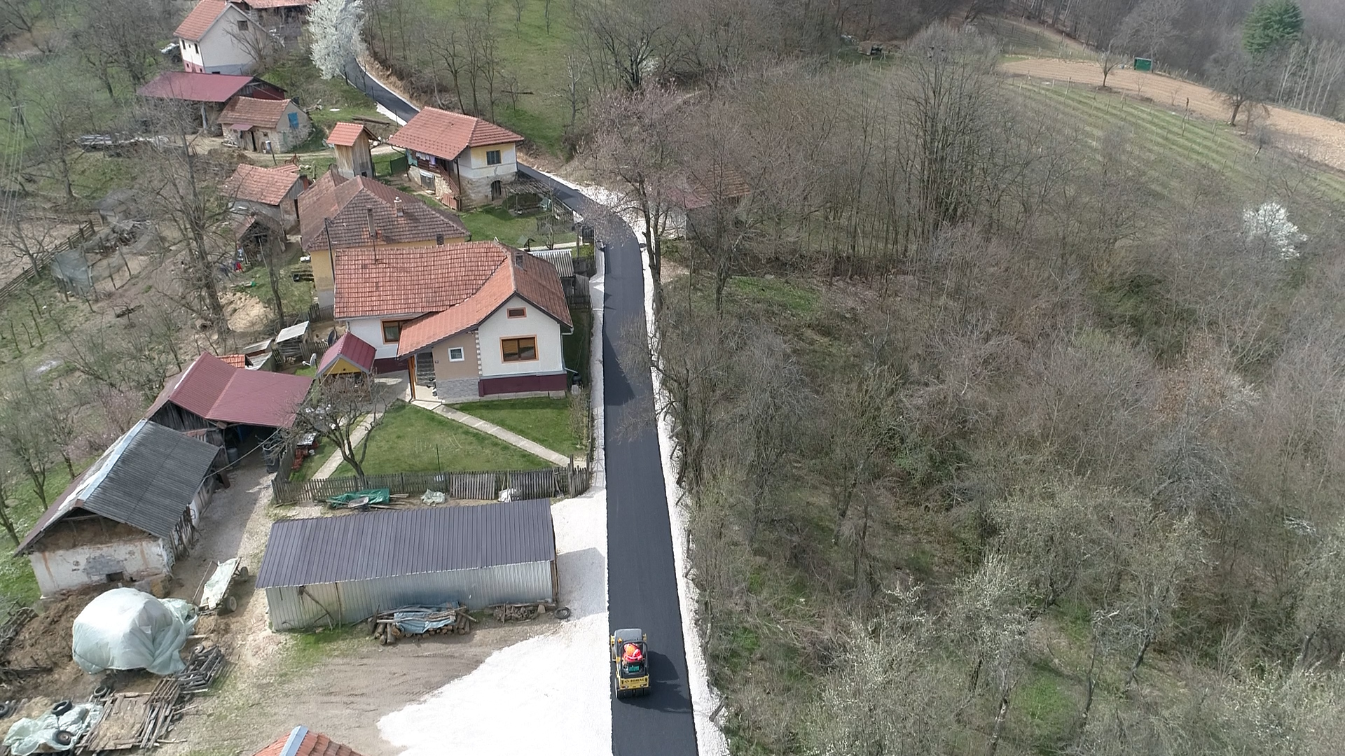 Meštani dobili put koji su čekali godinama: Lakši odlazak na posao i u školu - Lokal Info