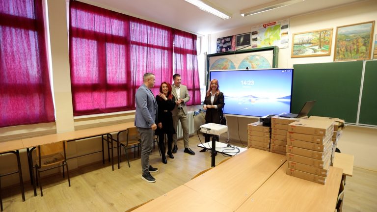 Ministarstvo prosvete doniralo 32 laptopa školama u Arilju: Novi digitalni kabinet za učenike OŠ „Stevan Čolović“ Ministarstvo prosvete doniralo 32 laptopa školama u Arilju: Novi digitalni kabinet za učenike OŠ „Stevan Čolović“ - Lokal Info