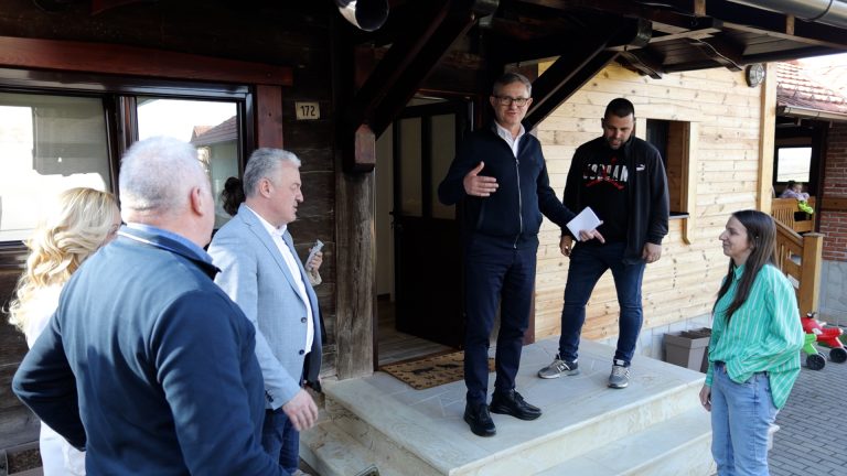 Ministar Glamočić posetio gazdinstvo Kostić u selu Rti: U 2025. godini oko 600 miliona dinara podsticaja za poljoprivrednike u Lučanima - Lokal Info