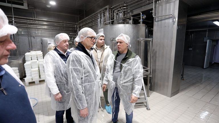 Ministar Glamočić posetio mlekaru Dostanić u Tijanju: Podrška domaćoj proizvodnji mleka i malim porodičnim mlekarama - Lokal Info