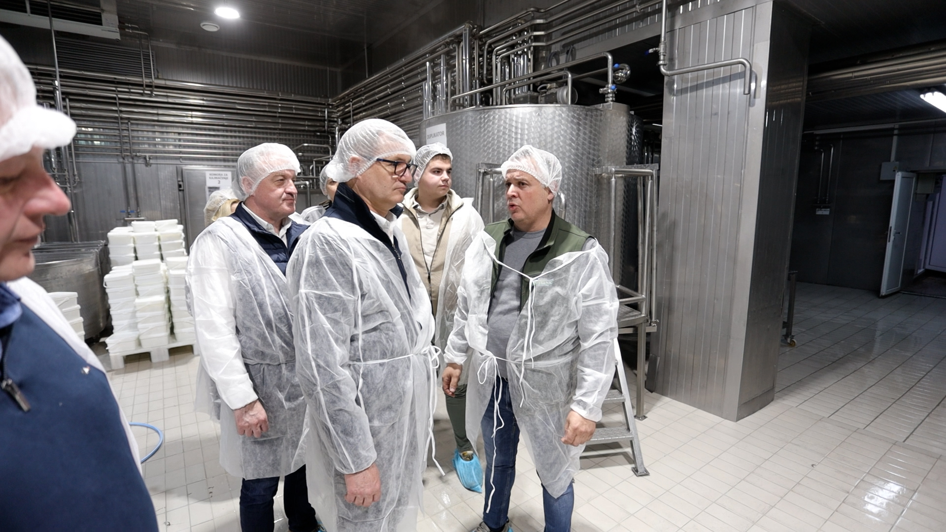 Ministar Glamočić posetio mlekaru Dostanić u Tijanju: Podrška domaćoj proizvodnji mleka i malim porodičnim mlekarama - Lokal Info