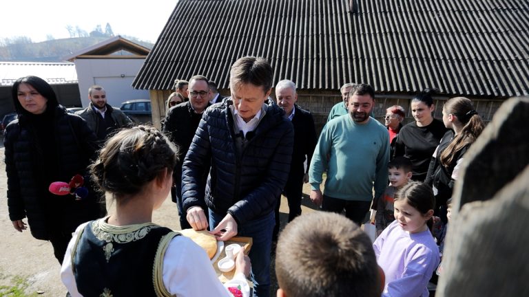 Ministar Darko Glišić u poseti domaćinstvu Gerzića u selu Viča: Vredni domaćini oslonac države Ministar Darko Glišić u poseti domaćinstvu Gerzića u selu Viča: Vredni domaćini oslonac države - Lokal Info