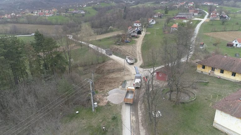 Počela rekonstrukcija puta u Rasovcu: Obećanje ispunjeno za samo sedam dana Počela rekonstrukcija puta u Rasovcu: Obećanje ispunjeno za samo sedam dana - Lokal Info