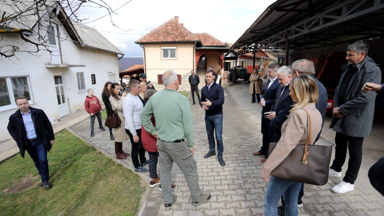 Ministar finansija u poseti Lučanima: Razgovor sa meštanima o razvoju sela, putevima i novim investicijama Ministar finansija u poseti Lučanima: Razgovor sa meštanima o razvoju sela, putevima i novim investicijama - Lokal Info