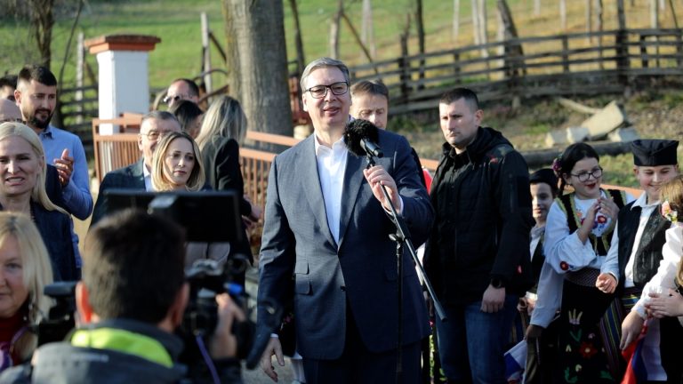Aleksandar Vučić u poseti Kotraži: Najavljena nova ulaganja u puteve i zapošljavanje u Dragačevu - Lokal Info