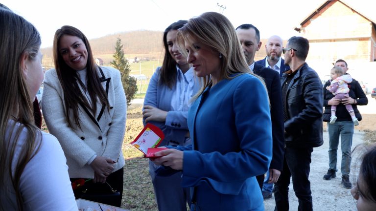Milica Đurđević Stamenkovski u Lučanima: Država uvodi zakon roditelj–negovatelj, naknada do 65.000 dinara i radni staž Milica Đurđević Stamenkovski u Lučanima: Država uvodi zakon roditelj–negovatelj, naknada do 65.000 dinara i radni staž - Lokal Info