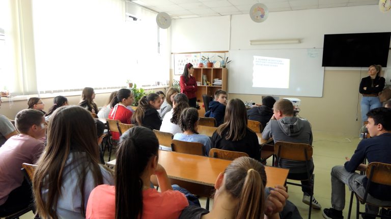 Osnovci u Arilju kroz edukaciju o bezbednosti na internetu Osnovci u Arilju kroz edukaciju o bezbednosti na internetu - Lokal Info