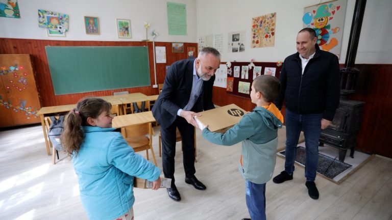 Državni sekretar Slaviša Antić u Tijanju uručio lap topove đacima i najavio optički internet za šest sela u Lučanima Državni sekretar Slaviša Antić u Tijanju uručio lap topove đacima i najavio optički internet za šest sela u Lučanima - Lokal Info