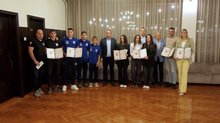 Sportski savez opštine Lučani nagradio najuspešnije sportiste i ekipe u 2025. godini Sportski savez opštine Lučani nagradio najuspešnije sportiste i ekipe u 2025. godini - Lokal Info