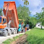 Počelo asfaltiranje puta kroz zaseok Ćendići u Guberevcima  U toku su radovi na deonici dugoj jedan kilometar, dok se istovremeno priprema i realizacija novog putnog pravca Cogolji–Lipe.