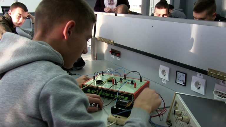 Učenici deficitarnih smerova dobijaju 5.000 dinara mesečno - Lokal Info