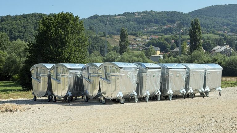 Opština Lučani obezbedila 20 novih kontejnera i 200 kanti za efikasnije upravljanje otpadom - Lokal Info
