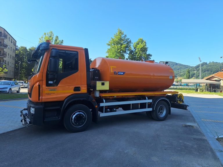 JKP „Komunalac“ Lučani dobilo novu cisternu za pranje ulica - Lokal Info