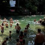 Plaže na Rzavu pune kupača – prirodni dragulj Arilja privlači goste iz cele Srbije  Kristalno čista voda, uređena kupališta i očuvana priroda čine Rzav jednim od omiljenih mesta za letnji odmor u zapadnoj Srbiji.