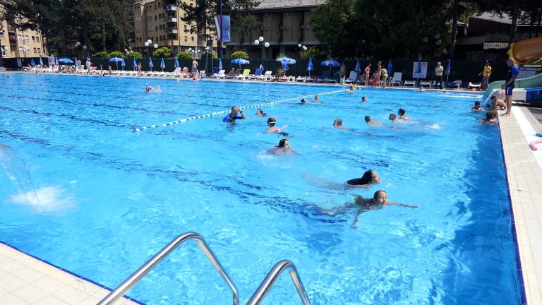 Završena škola plivanja u Lučanima: 99 mališana dobilo diplome - Lokal Info