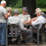 Penzionerima stiže jednokratna pomoć, turistički vaučeri i povoljniji lekovi  Fond PIO najavio paket podrške: pomoć do 35.000 dinara i turistički vaučeri