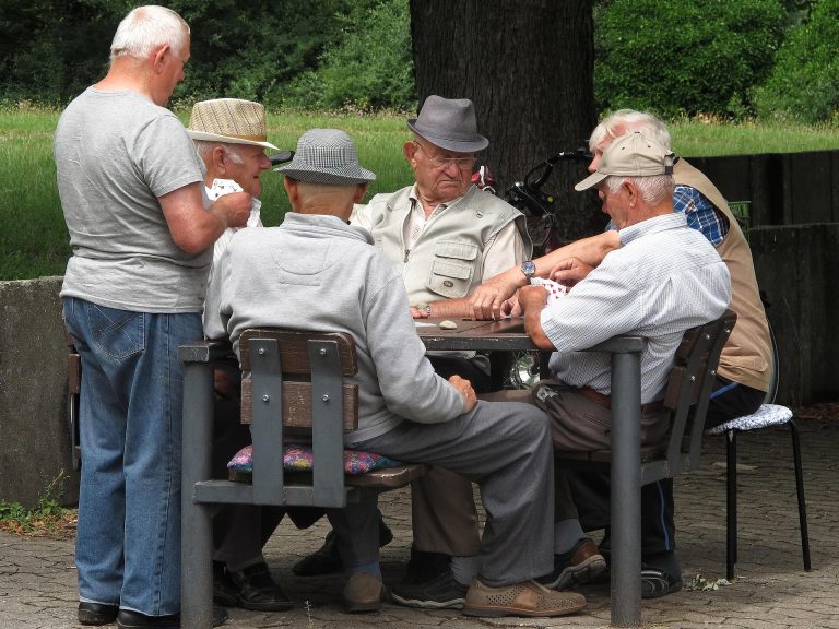 Penzionerima stiže jednokratna pomoć, turistički vaučeri i povoljniji lekovi - Lokal Info