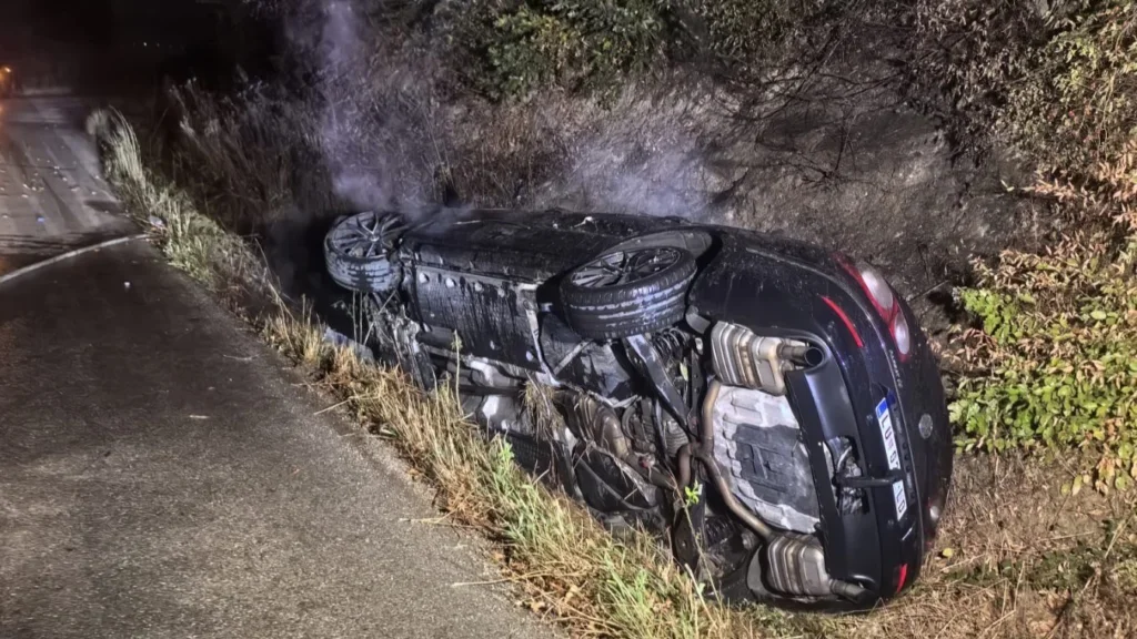 Teška saobraćajna nezgoda u Virovu – automobil sleteo sa kolovoza i zapalio se