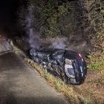 Teška saobraćajna nezgoda u Virovu: Automobil sleteo sa kolovoza i zapalio se