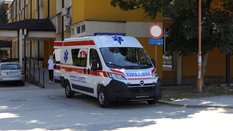 Opština Lučani donirala novi sanitet Domu zdravlja Dom zdravlja bogatiji za novo sanitetsko vozilo