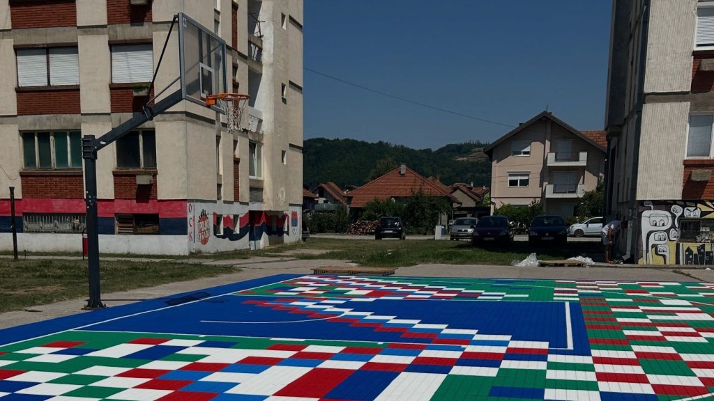 Sportski teren u naselju Mlekara sa novo postavljenom modularnom sportskom podlogom.