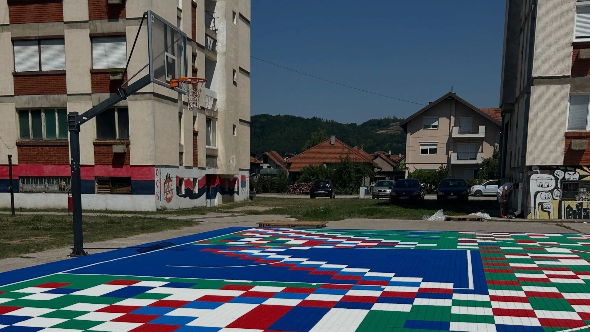 Sportski teren u naselju Mlekara sa novo postavljenom modularnom sportskom podlogom.