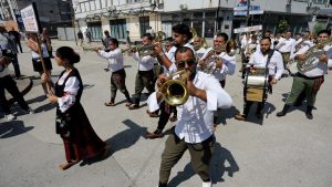 Defile učesnika 65. Dragačevskog sabora trubača u Guči