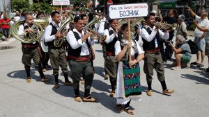 Defile učesnika 65. Dragačevskog sabora trubača u Guči