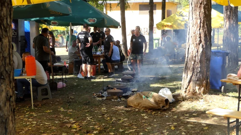 Takmičari pripremaju tradicionalne specijalitete pod sačem na prvoj Sačijadi u Lučanima.