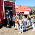 Vatrogasci u Arilju tokom druženja sa decom povodom Dana Sektora za vanredne situacije.