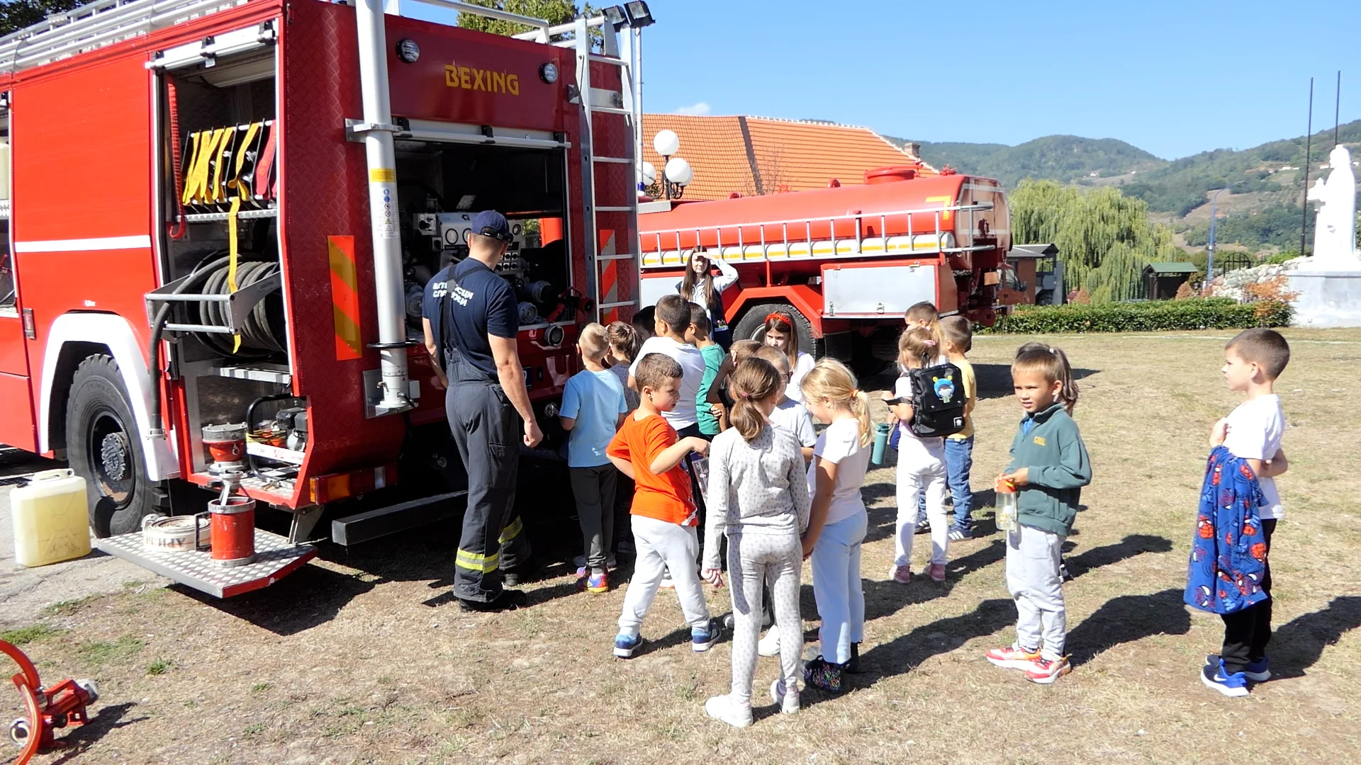 Vatrogasci u Arilju tokom druženja sa decom povodom Dana Sektora za vanredne situacije.