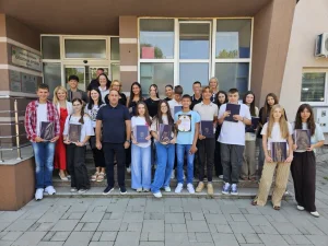 Nagrađeni nosioci Vukove diplome i đaci generacije u Lučanima
