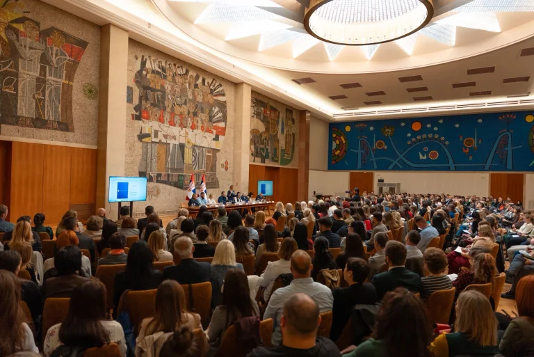 Milica Đurđević Stamenkovski na sastanku sa predstavnicima centara za socijalni rad