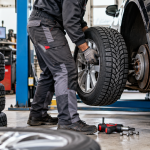 Zimski pneumatici na automobilu tokom pripreme za zimsku sezonu