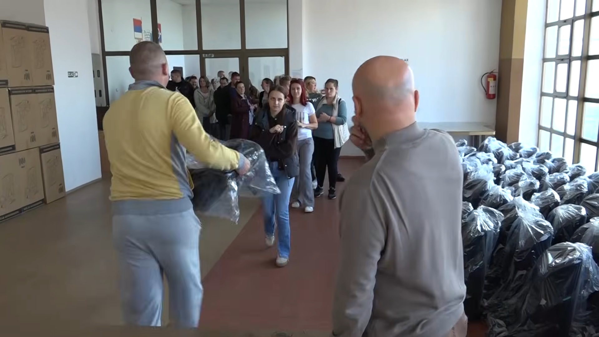 Dodela besplatnih auto-sedišta roditeljima u Sportskoj hali u Požegi